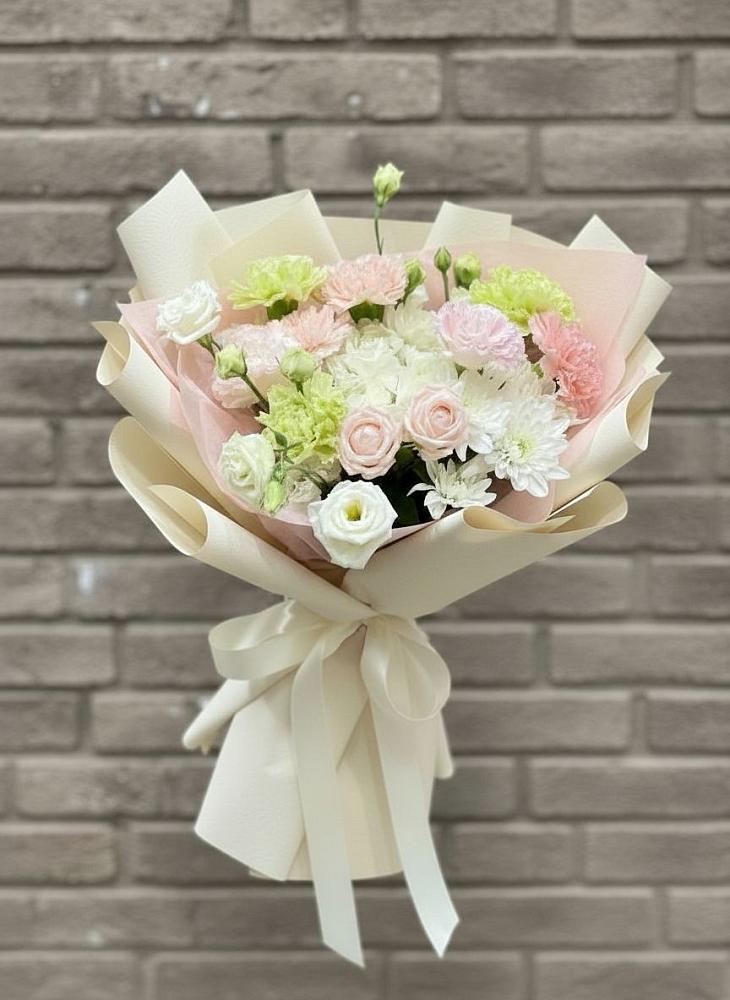 Букет цветов из: Гвоздики, Розы, Лизиантусы и Хризантемы в Варна