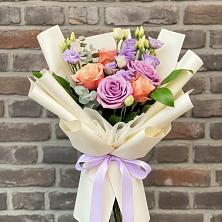 Букет цветов из:  Лизиантусы и Розы в Варна