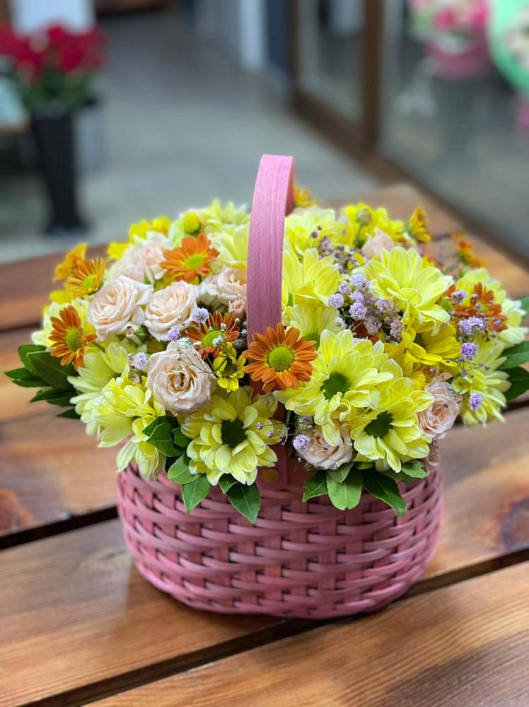 Цветочная композиция из Хризантемы и Розы в корзине в Варна