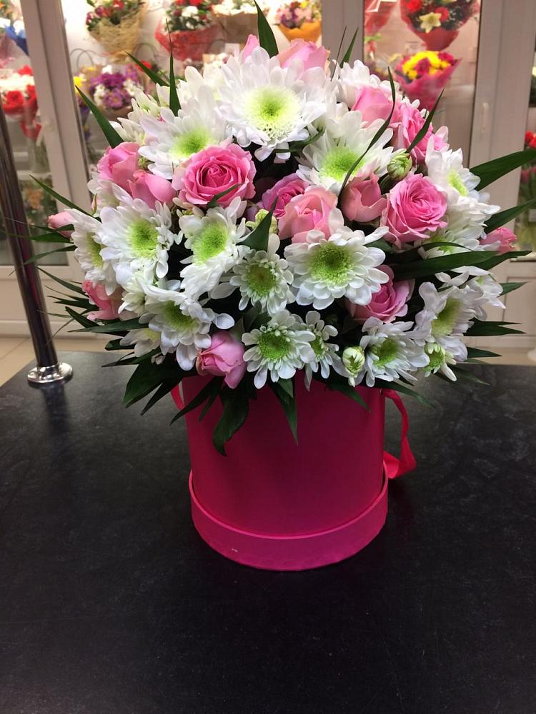 Цветочная композиция из Розы и Хризантемы в шляпной коробке в Варна