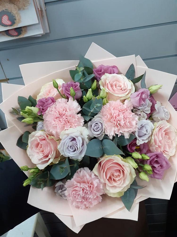 Букет цветов из: Розы, Гвоздики и Лизиантусы в Варна